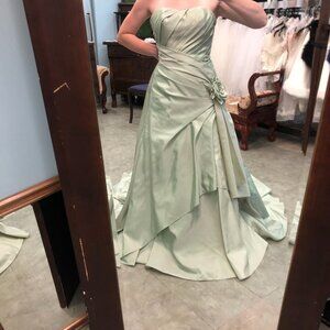 Sage Green Wedding Dress, Mother, Prom, Aline Size 4, Flattering Fit! Ruching